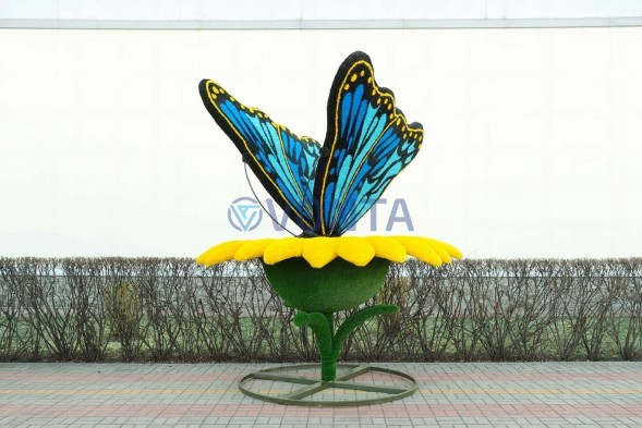 Топиари композиция бабочка Морфо на подсолнухе — газон Eco
