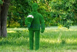 Топиари мужчина с букетом — газон Eco