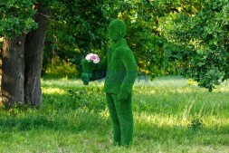 Топиари мужчина с букетом — газон Eco