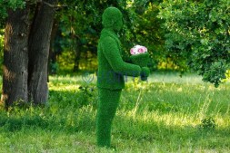 Топиари мужчина с букетом — газон Eco