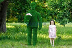 Топиари мужчина с букетом — газон Eco