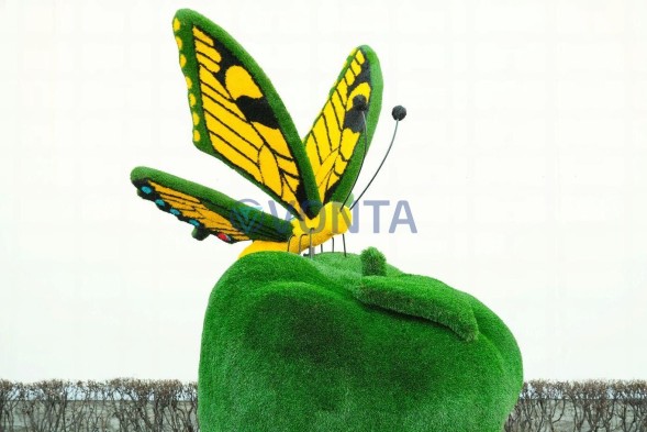 Топиари композиция бабочка Искорка на яблоке — газон Deluxe + Eco